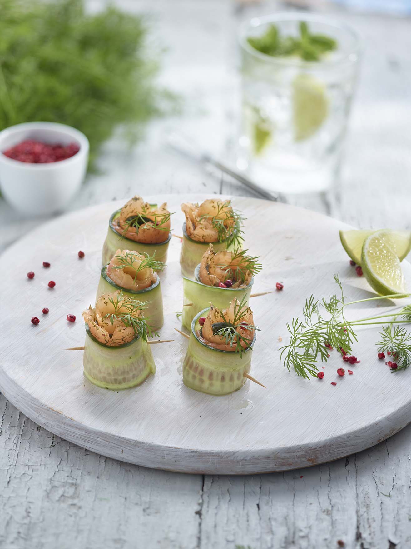Rouleaux de concombre et saumon fumé garnis d'aneth.