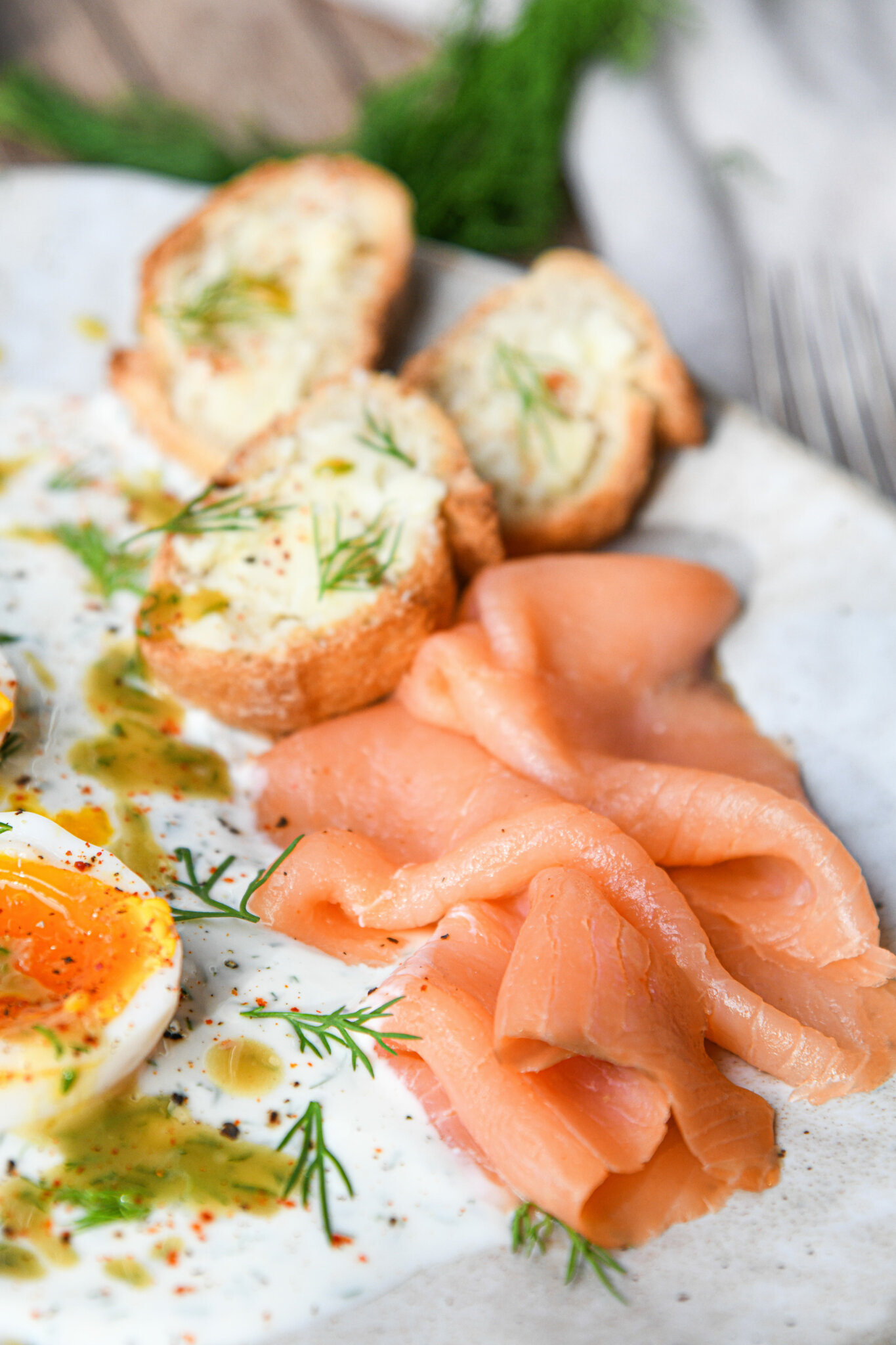 Saumon fumé, œuf à la coque, toasts et sauce crémeuse à l'aneth.