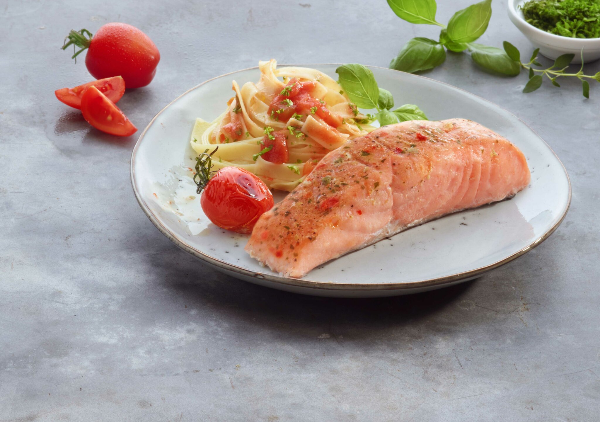 Pavé de saumon grillé, pâtes fraîches et tomates cerises.