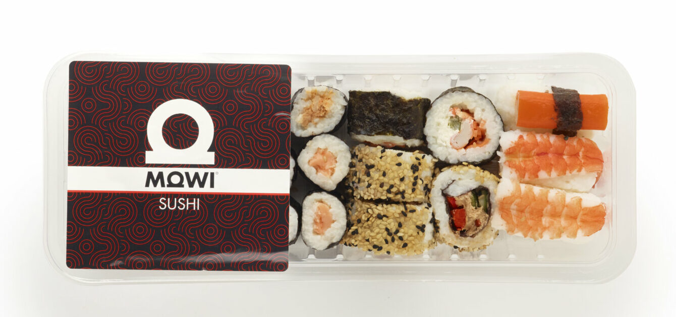 Assortiment de sushis MOWI dans un emballage transparent sur fond blanc.
