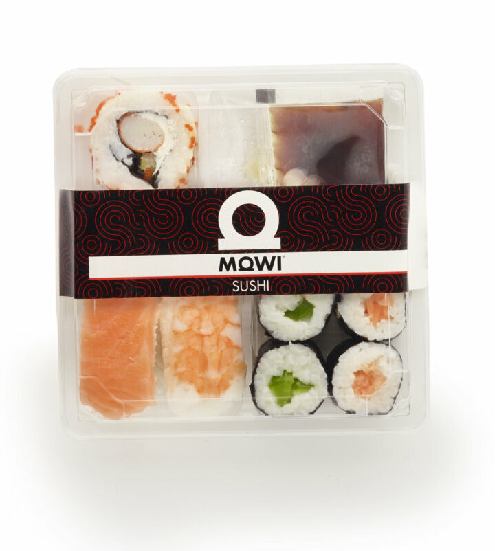 Plateau de sushis variés de la marque MOWI.