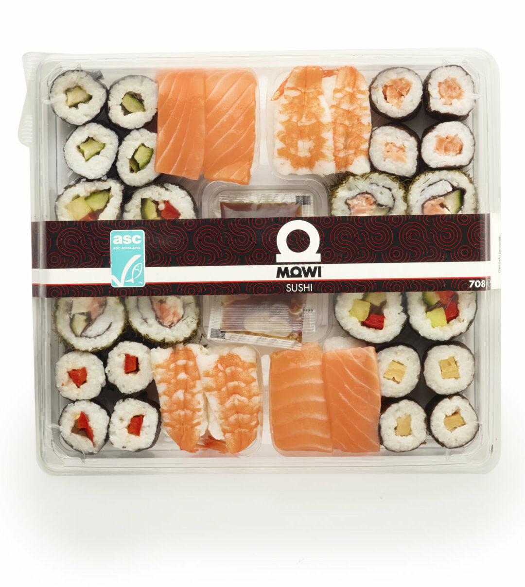 Plateau de sushis Mowi assortis : saumon, crevettes, makis concombre, poivron rouge et omelette.