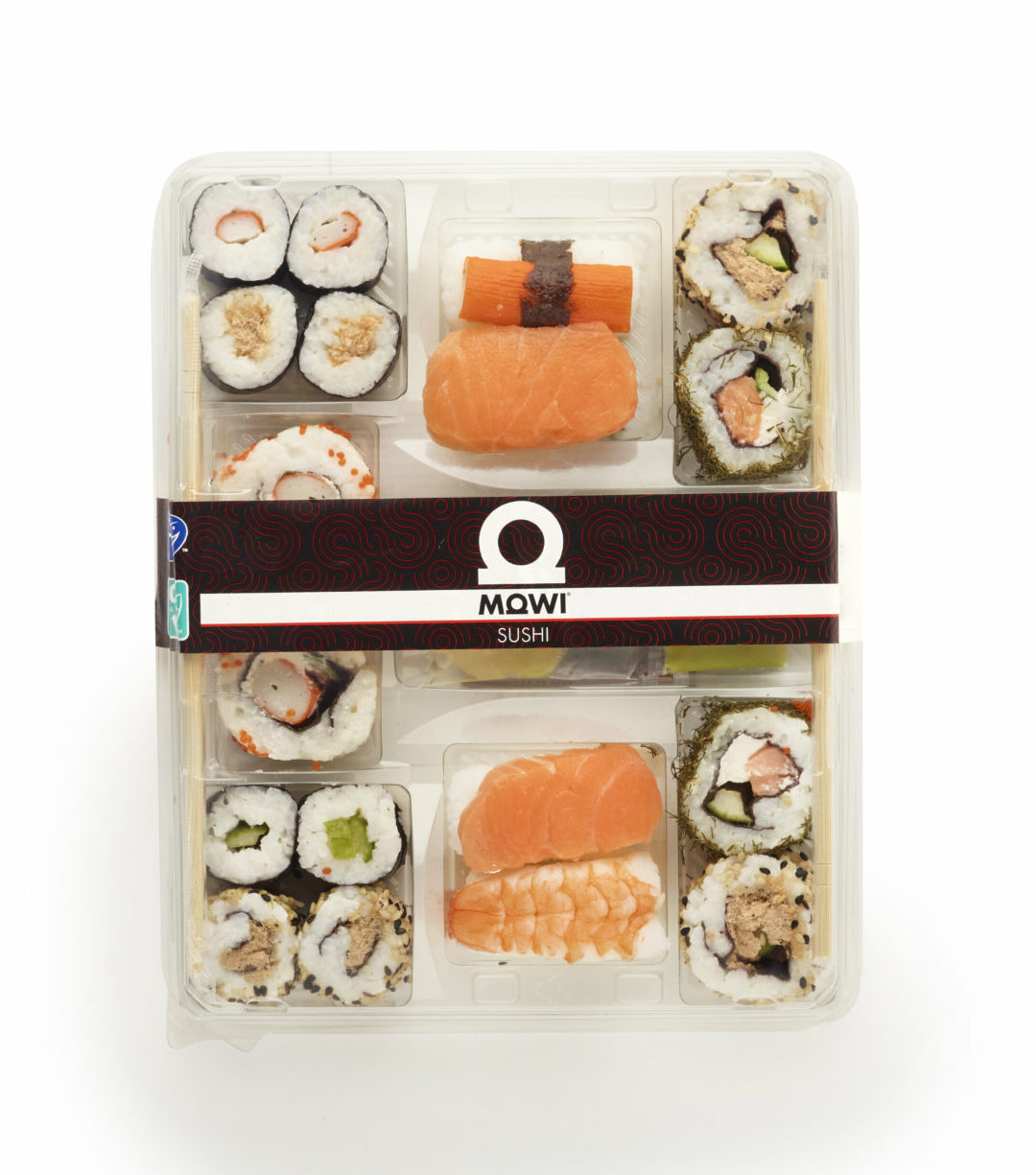 Un plateau de sushis MOWI avec différents rouleaux et nigiris, notamment du saumon et du crabe.