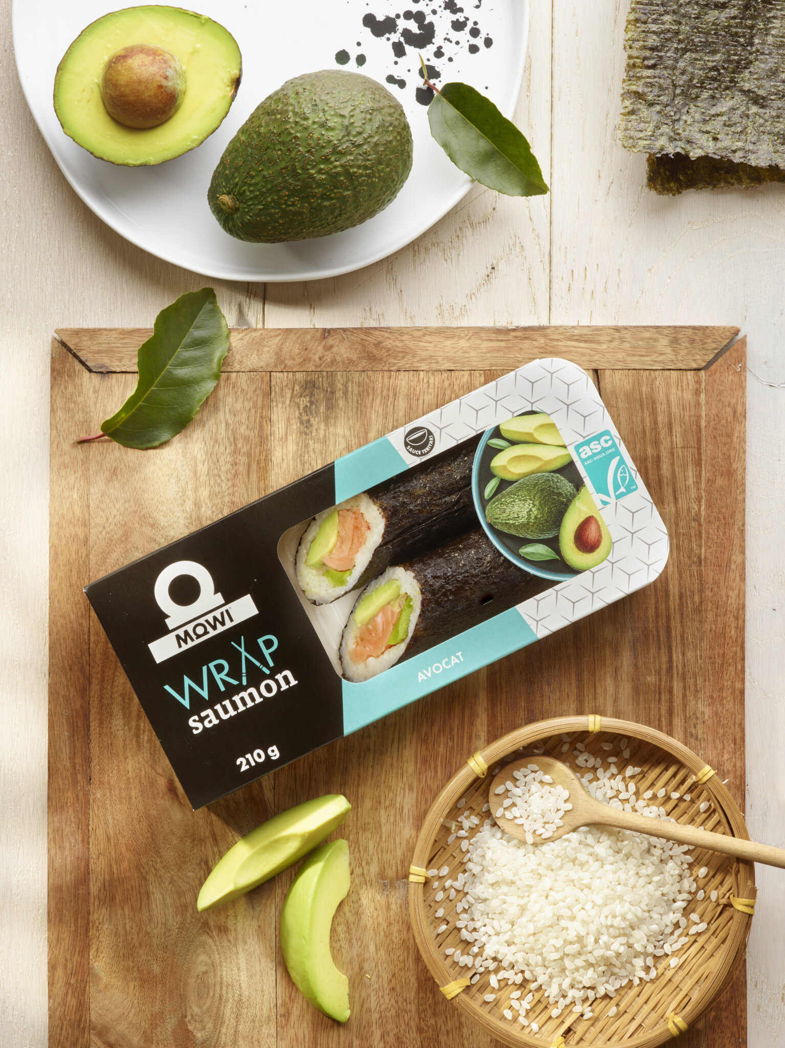Maki wrap au saumon et avocat Mowi, avec ingrédients frais autour.