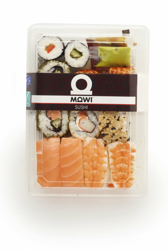 Assortiment de sushis variés dans une boîte en plastique transparent.
