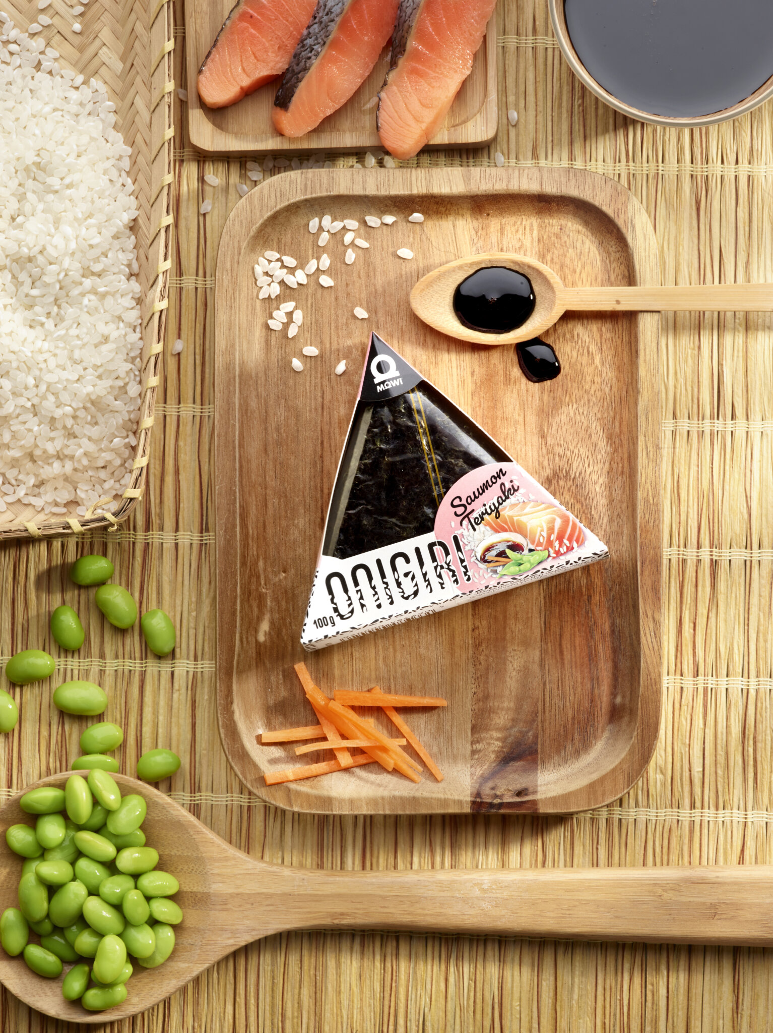 Onigiri saumon teriyaki avec riz, edamame, carottes et sauce soja.