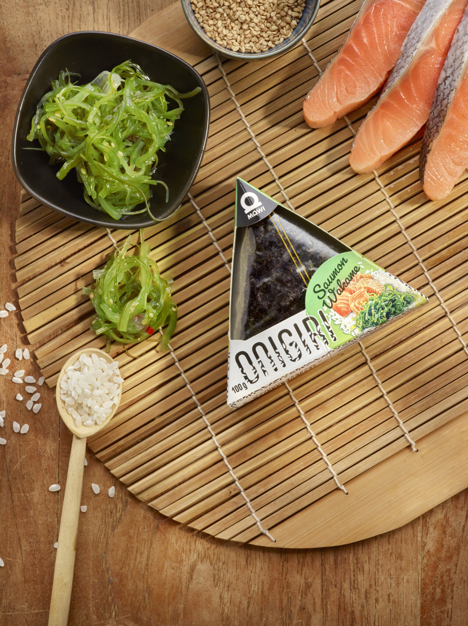 Onigiri au saumon et wakame avec des ingrédients frais et des grains de riz.