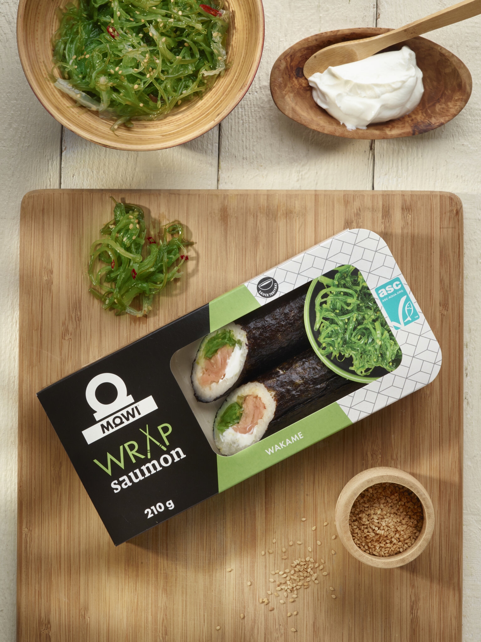 Wrap de saumon Mowi avec salade de wakame.